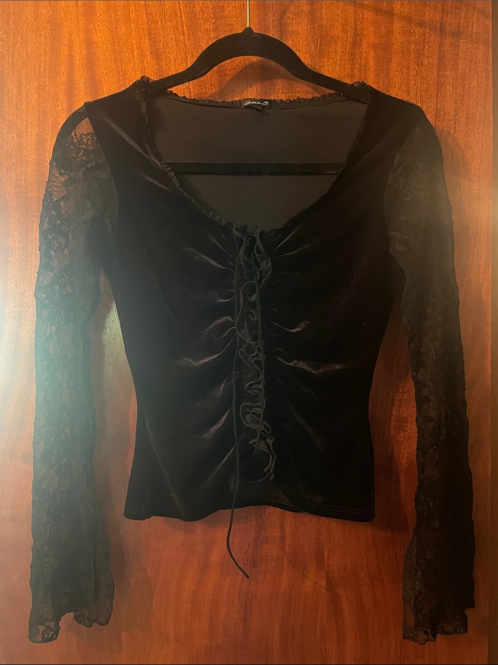 Vampy Black Velvet Lace-Sleeve Women’s Top